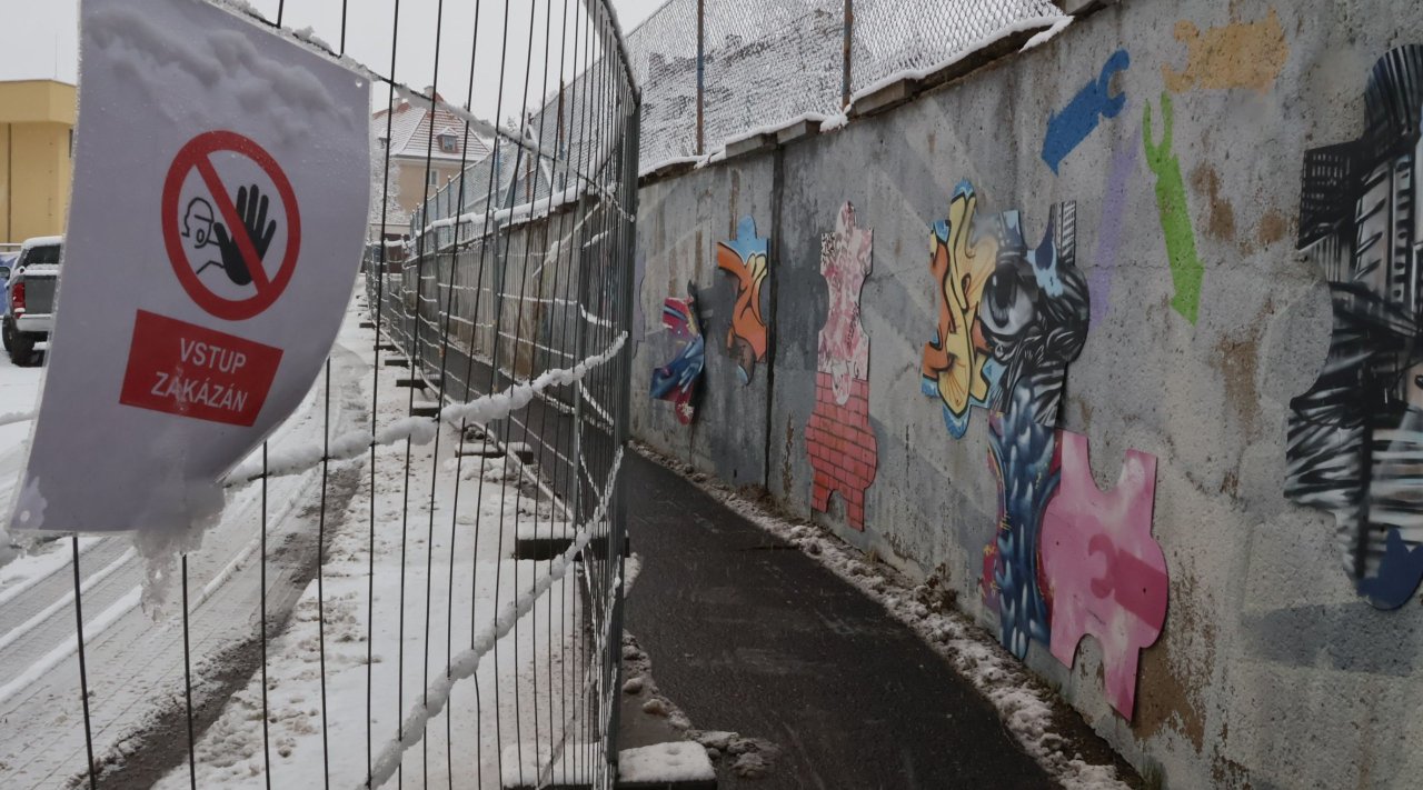 Cesta do sportovní haly UJEP je opět průchozí