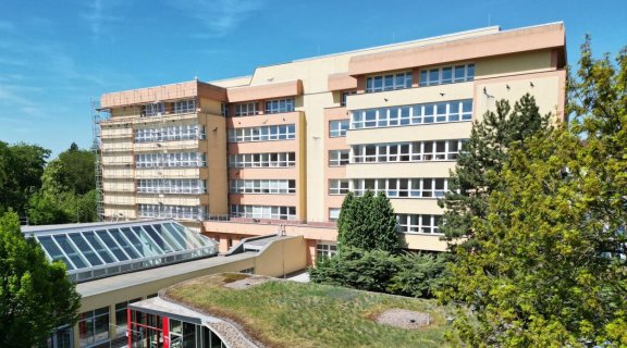 Budova kateder brzo začne zářit novotou