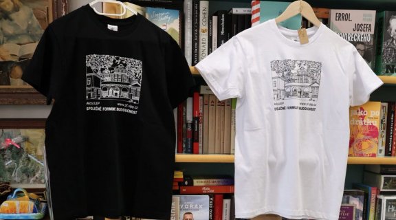 Fakultní trička v&nbsp;knihkupectví UJEP