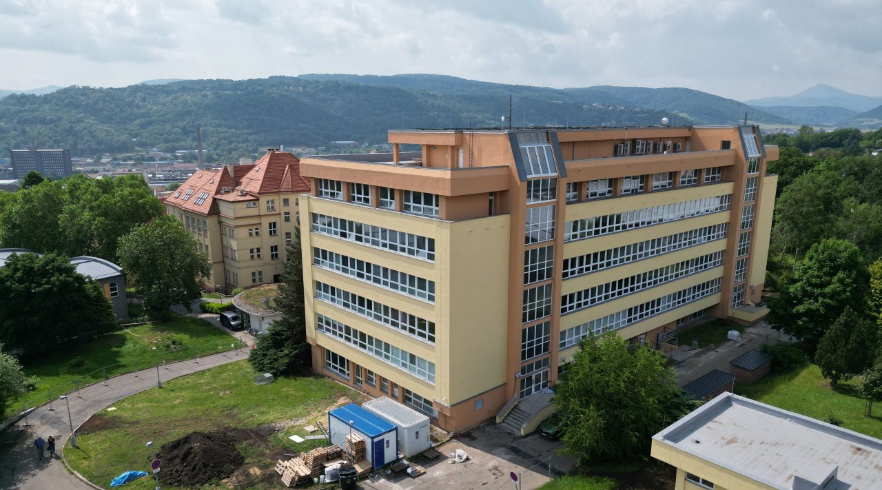 Budova kateder bez lešení