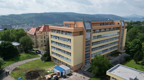 Budova kateder bez lešení